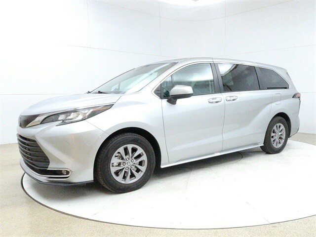 2022 Toyota Sienna XLE photo 3