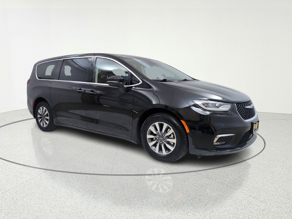 2023 Chrysler Pacifica Hybrid Touring L Hybrid's photo