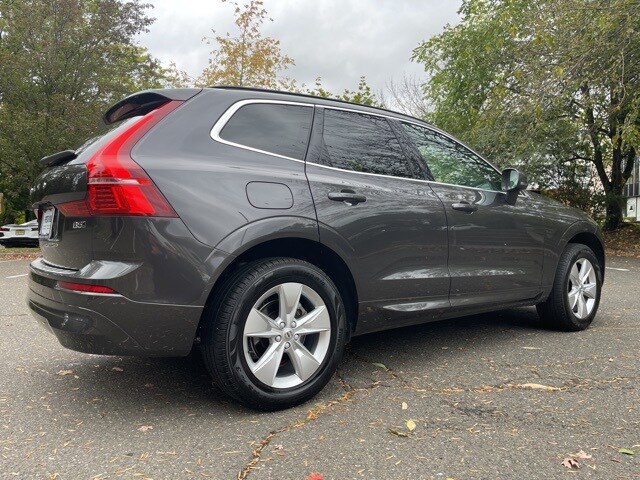 2022 Volvo XC60 B5 Momentum photo 2