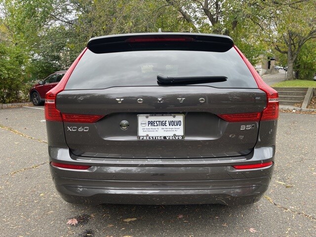 2022 Volvo XC60 B5 Momentum photo 3