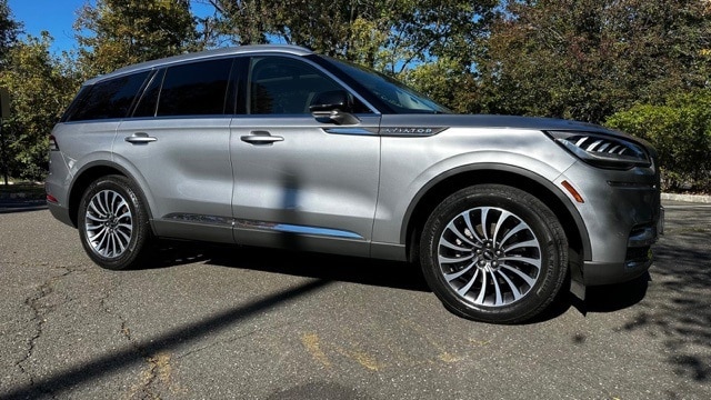 2023 Lincoln Aviator Base's photo