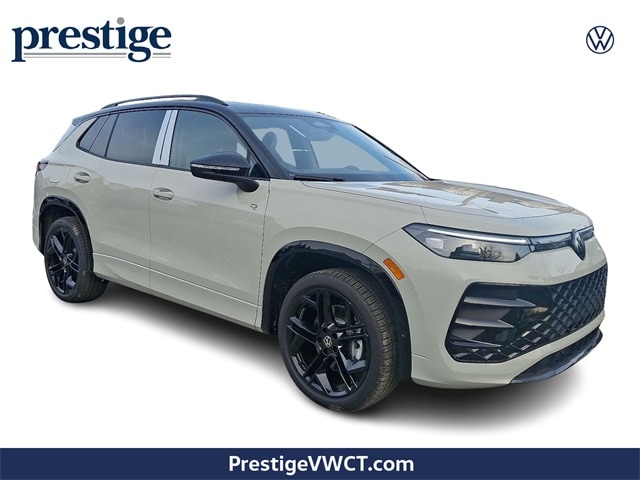 2026 Volkswagen Tiguan SE R-Line Black's photo