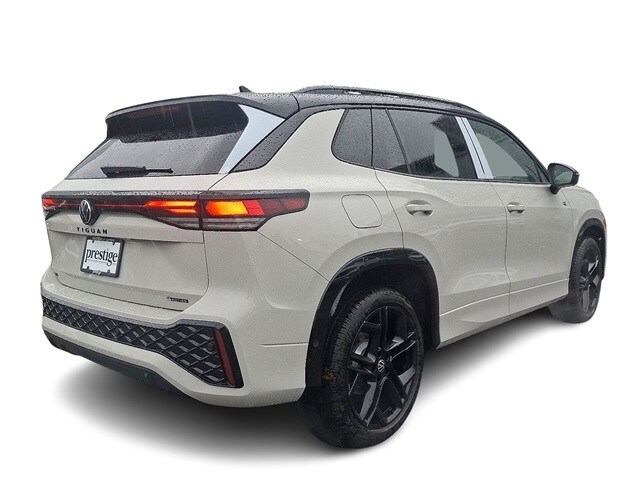 2026 Volkswagen Tiguan SE R-Line Black photo 3