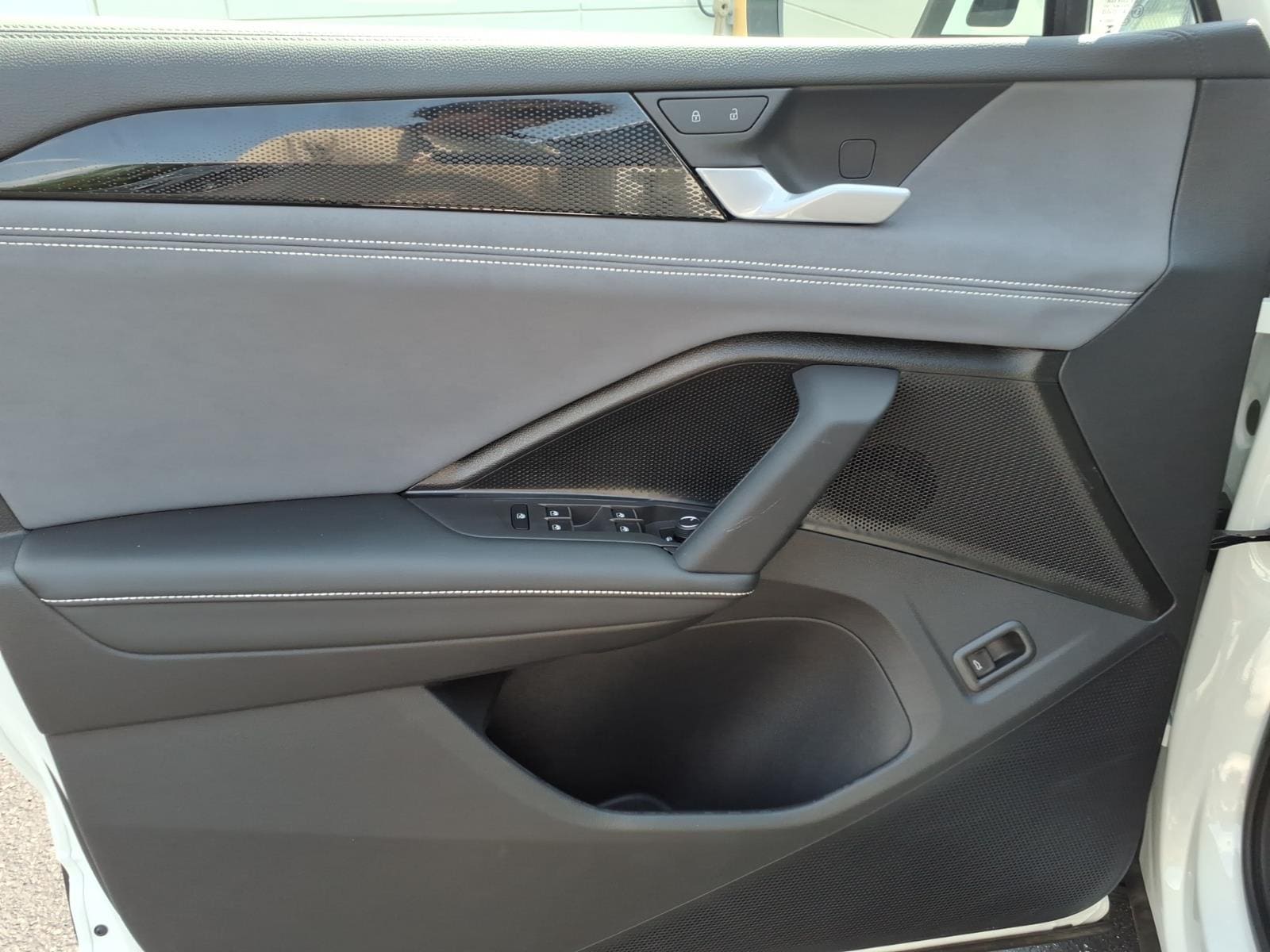 2025 Volkswagen Tiguan SE - Photo 11