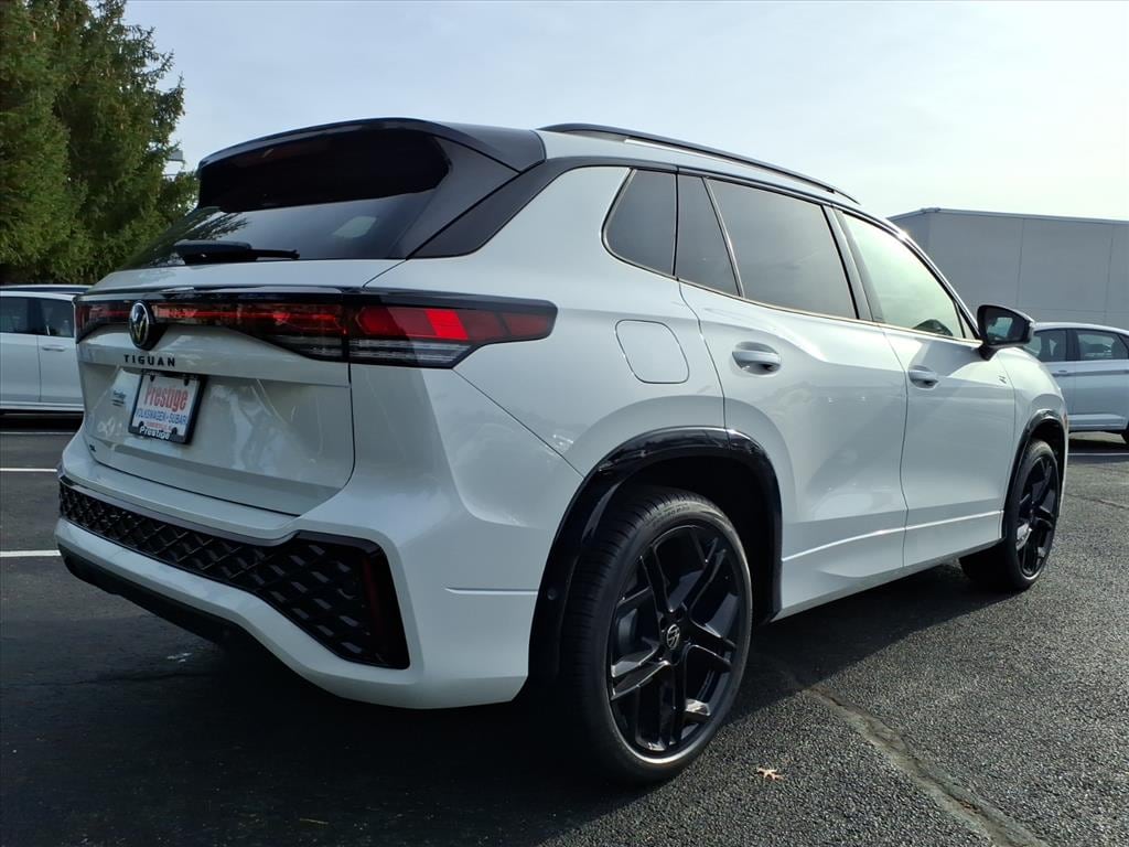 New 2025 Volkswagen Tiguan SE R-Line FWD SUV