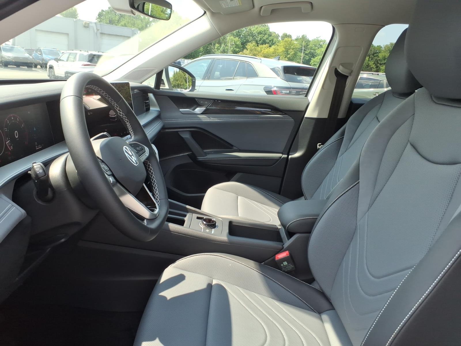 2025 Volkswagen Tiguan SE - Photo 12