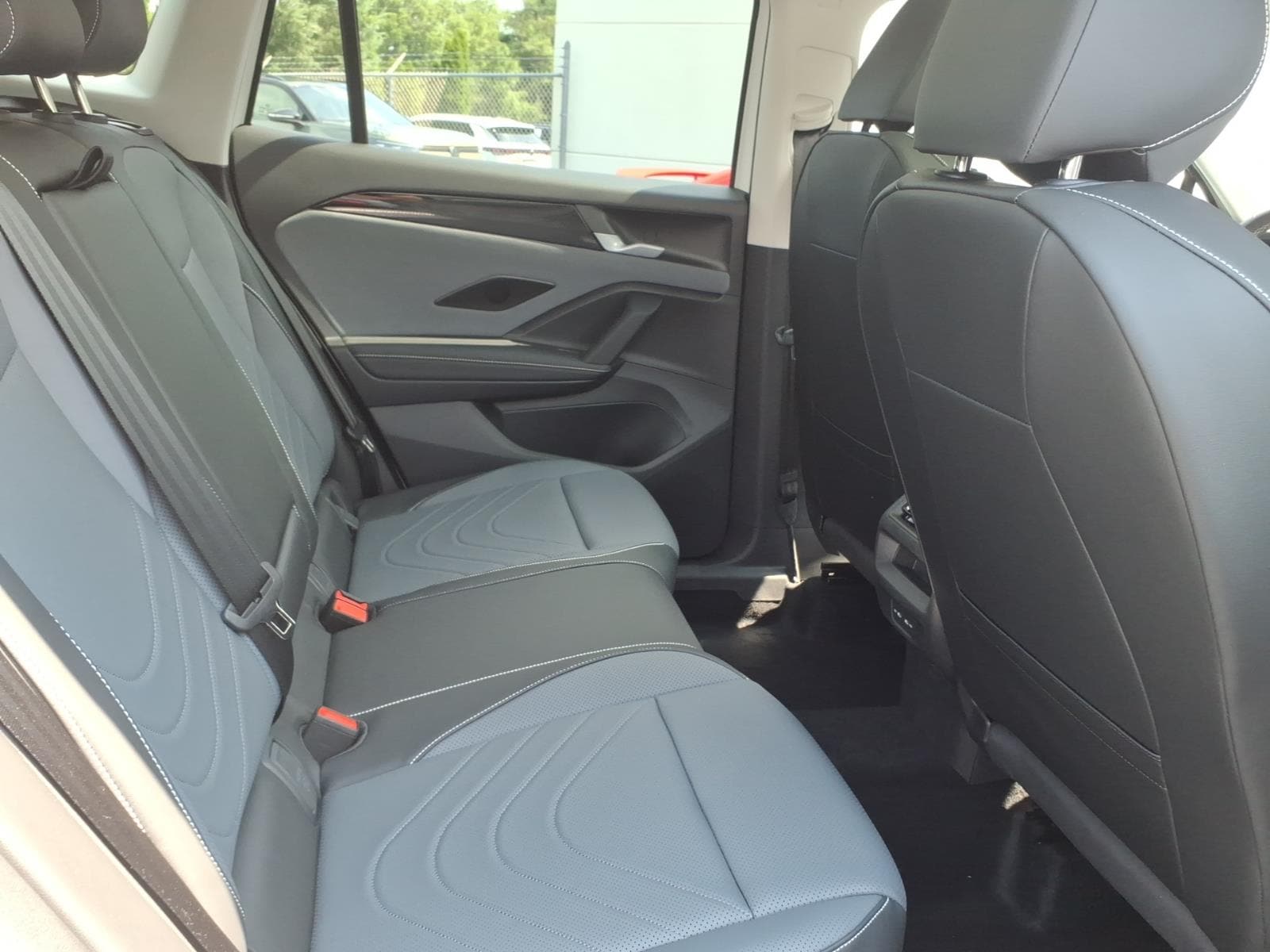 2025 Volkswagen Tiguan SE - Photo 7