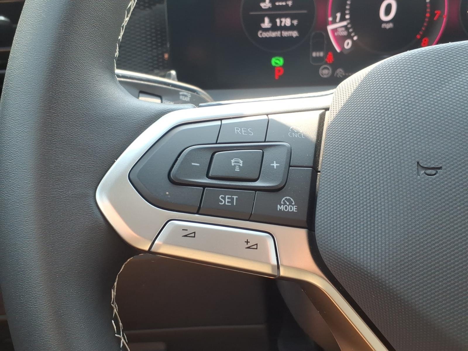 2025 Volkswagen Tiguan SE - Photo 14