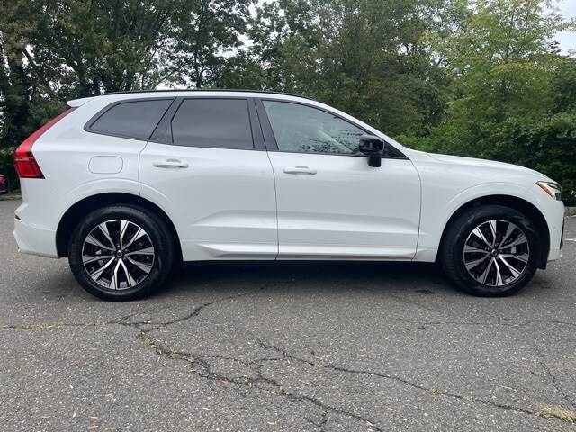 2024 Volvo XC60 B5 Plus photo 2