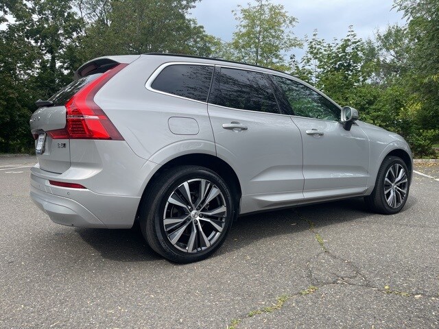 2022 Volvo XC60 B5 Momentum photo 3