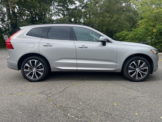 2022 Volvo XC60 B5 Momentum photo 2