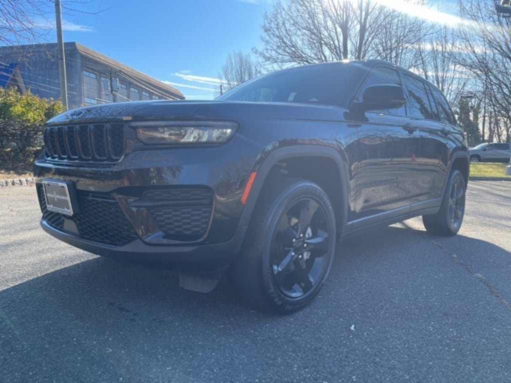 Used 2023 Jeep Grand Cherokee Laredo SUV