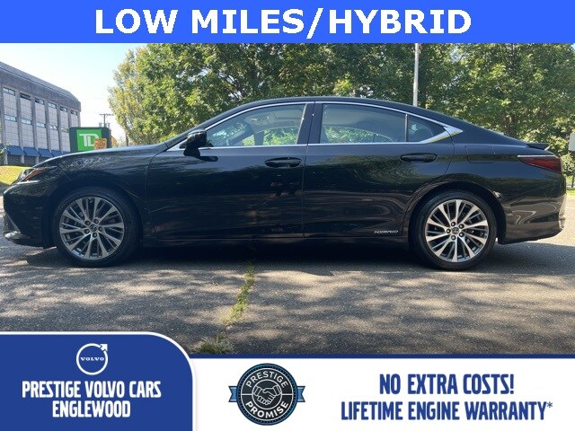 2020 Lexus ES 300h photo 2