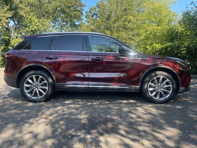 2021 Lincoln Corsair Standard photo 2