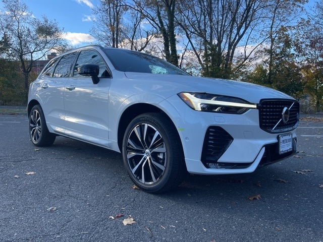 2025 Volvo XC60 Plus's photo