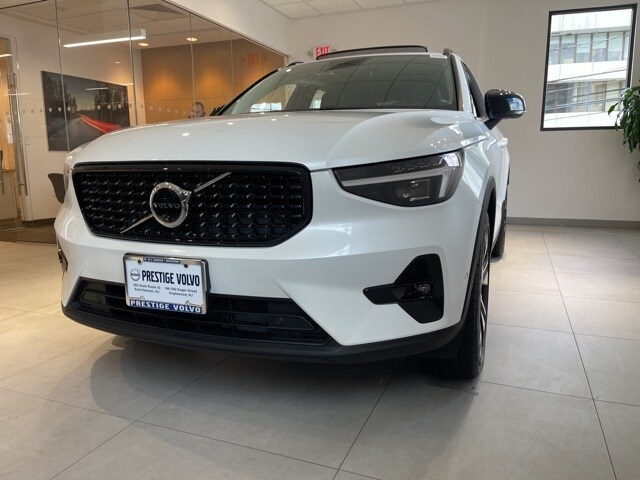 2025 Volvo XC40 Plus photo 2