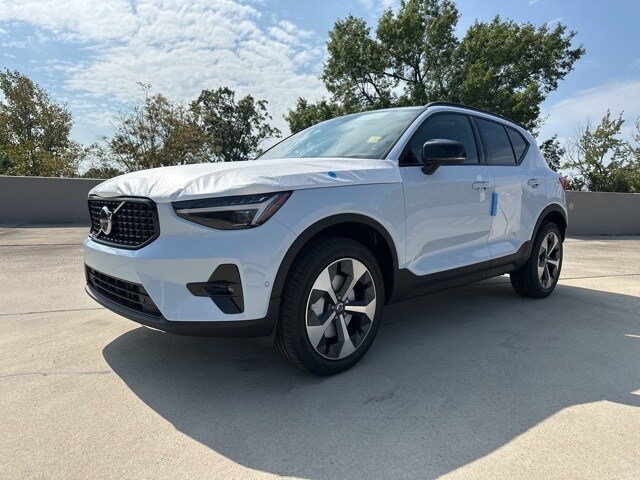 2026 Volvo XC40 Plus photo 3