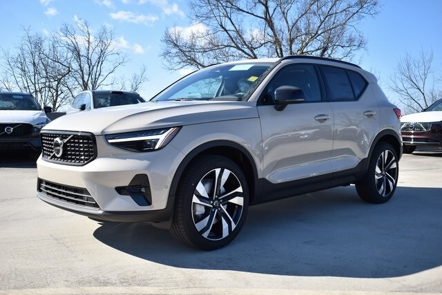 2025 Volvo XC40 photo 3