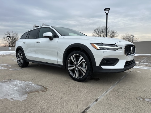 2025 Volvo V60 Cross Country Plus's photo