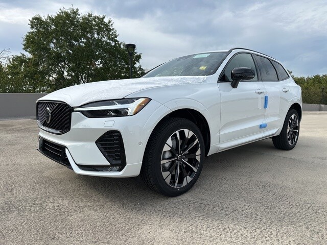 2026 Volvo XC60 B5 Plus photo 2