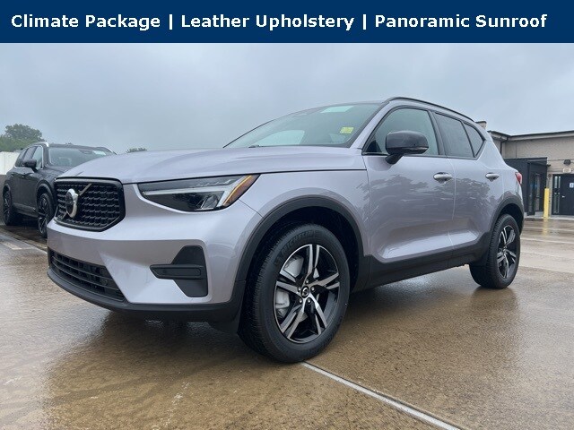 2026 Volvo XC40 Core photo 2