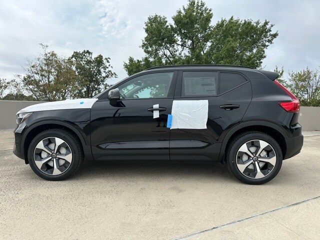 2026 Volvo XC40 Plus photo 2