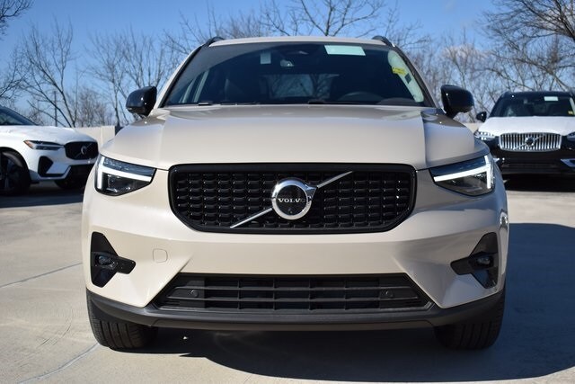 2025 Volvo XC40 photo 2