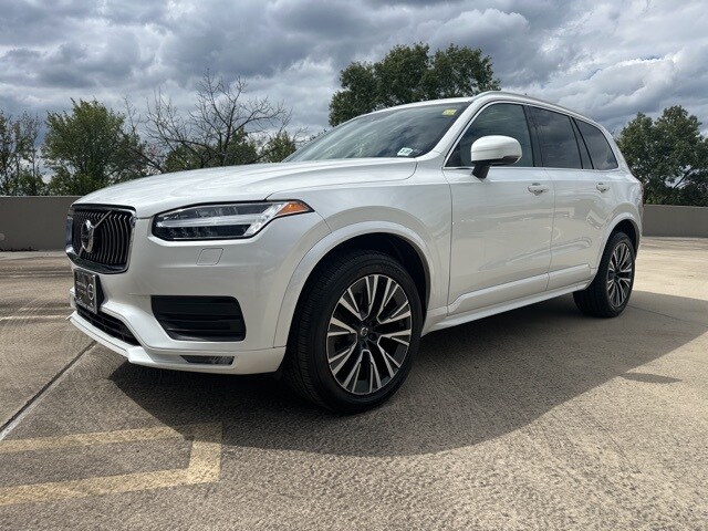 2022 Volvo XC90 T6 AWD Momentum photo 2