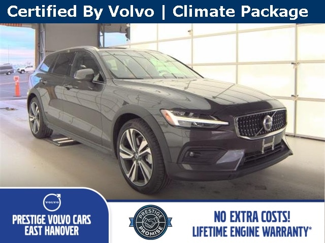 2025 Volvo V60 Cross Country Plus's photo