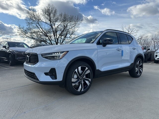 2026 Volvo XC40 Plus photo 2