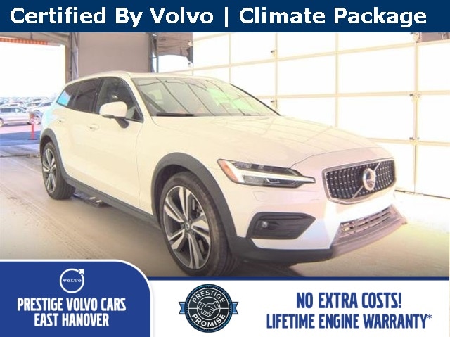 2025 Volvo V60 Cross Country Plus's photo