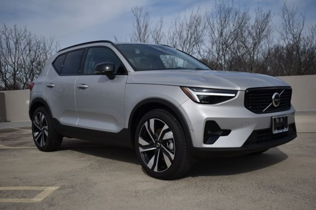 New 2025 Volvo XC40 B5 Plus Dark Theme