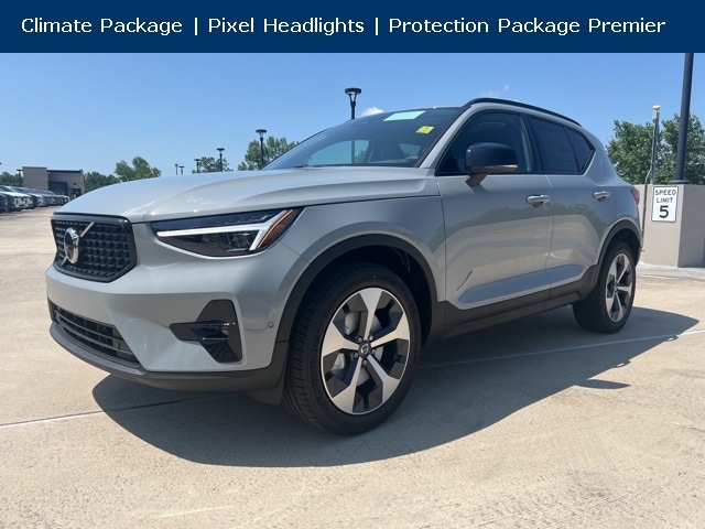 2026 Volvo XC40 Plus photo 3