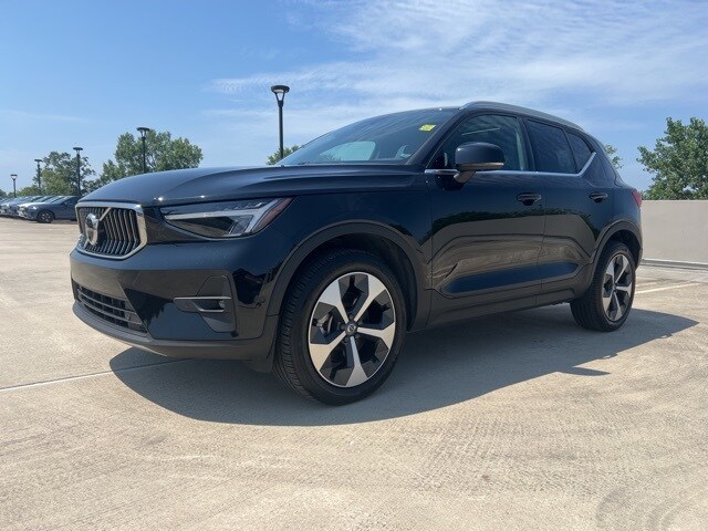 2025 Volvo XC40 Plus photo 2