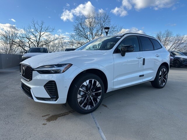 2026 Volvo XC60 B5 Plus photo 3