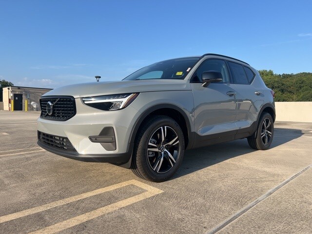 2026 Volvo XC40 Core photo 3