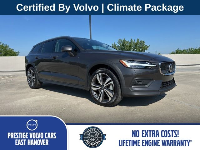 2025 Volvo V60 Cross Country B5 Plus AWD's photo