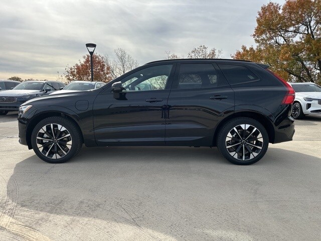 2026 Volvo XC60 Hybrid T8 Plus eAWD photo 3