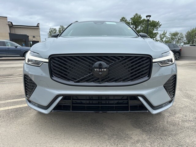 2026 Volvo XC60 B5 Black Edition photo 2