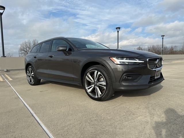 2025 Volvo V60 Cross Country Plus's photo