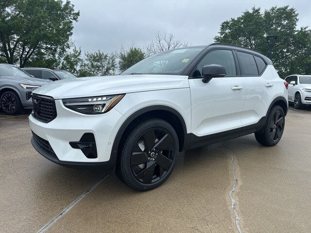 2026 Volvo XC40 photo 2