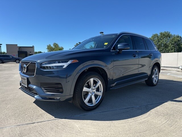 2022 Volvo XC90 T5 AWD Momentum photo 2