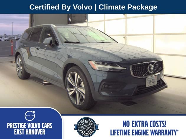 2025 Volvo V60 Cross Country's photo