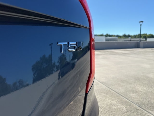 2022 Volvo XC90 T5 AWD Momentum photo 3