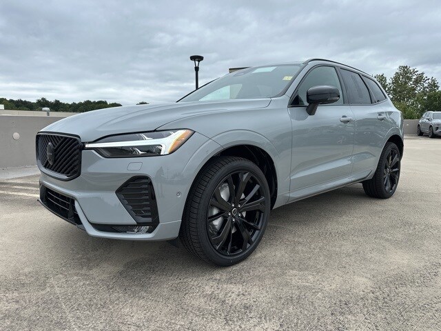 2026 Volvo XC60 B5 Black Edition photo 3