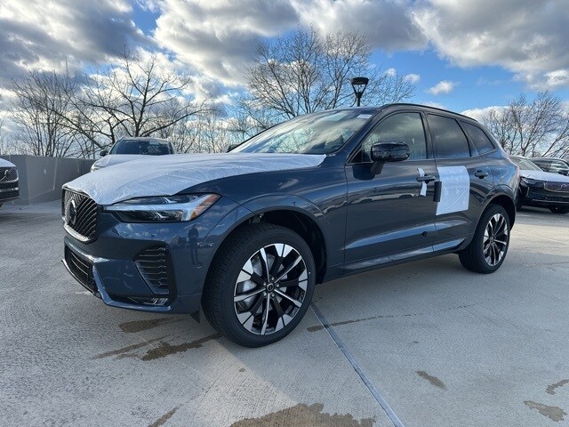 2026 Volvo XC60 B5 Plus photo 3