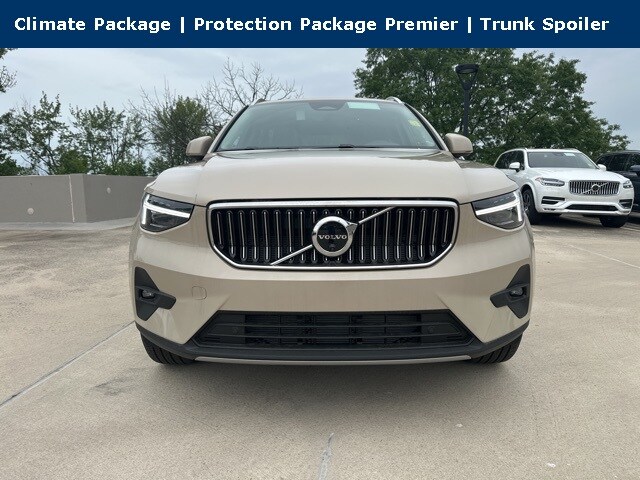 2025 Volvo XC40 photo 2