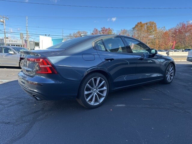 2019 Volvo S60 T6 Momentum photo 3