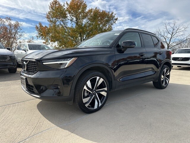 2025 Volvo XC40 Plus photo 3