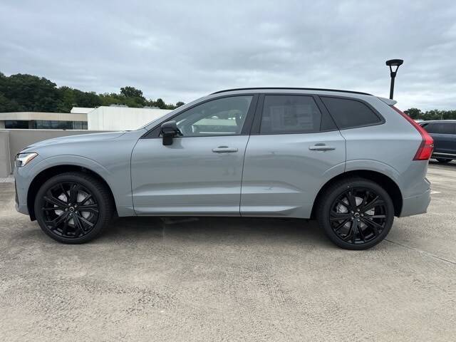 2026 Volvo XC60 B5 Black Edition photo 4